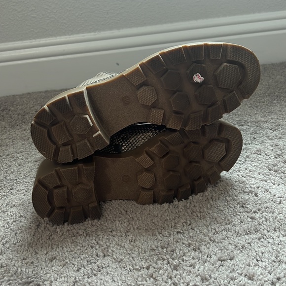 Universal Thread Snakeskin Chelsea Boots - Womens 10 - Picture 6 of 9